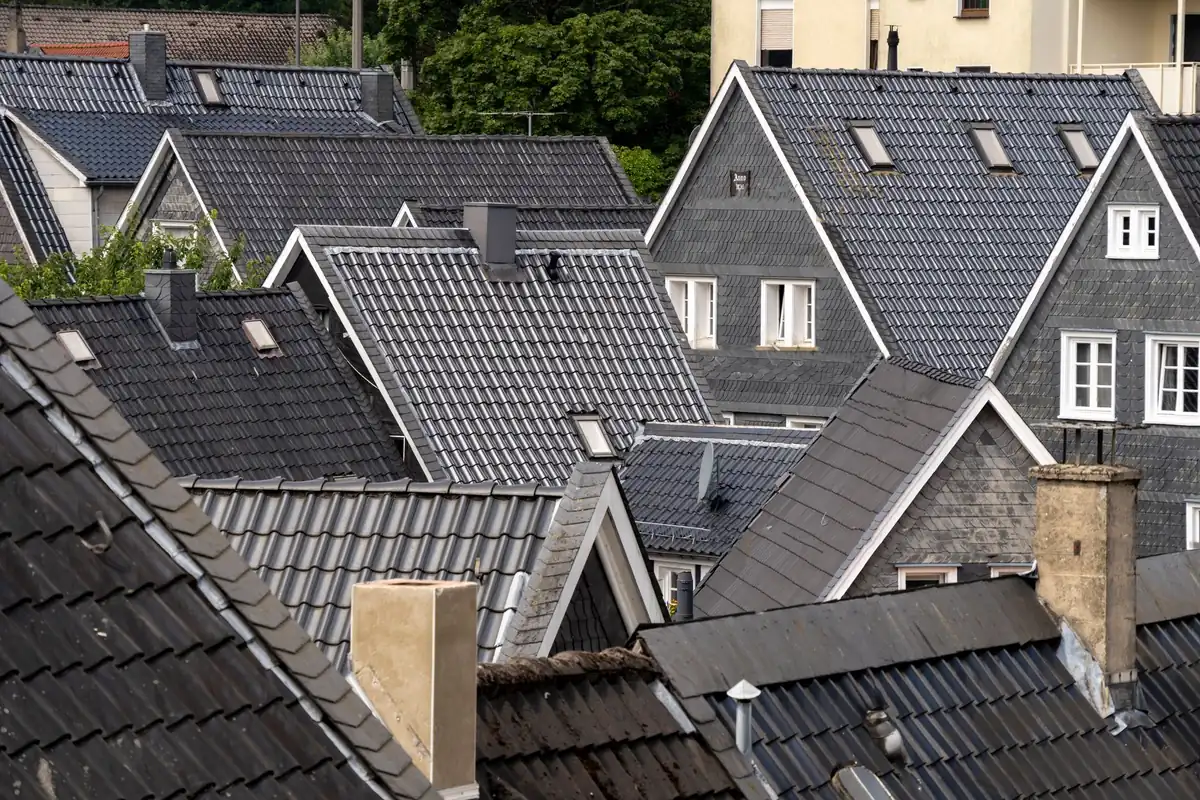 Dicht stehende Wohnhäuser prägen ein deutsches Stadtquartier